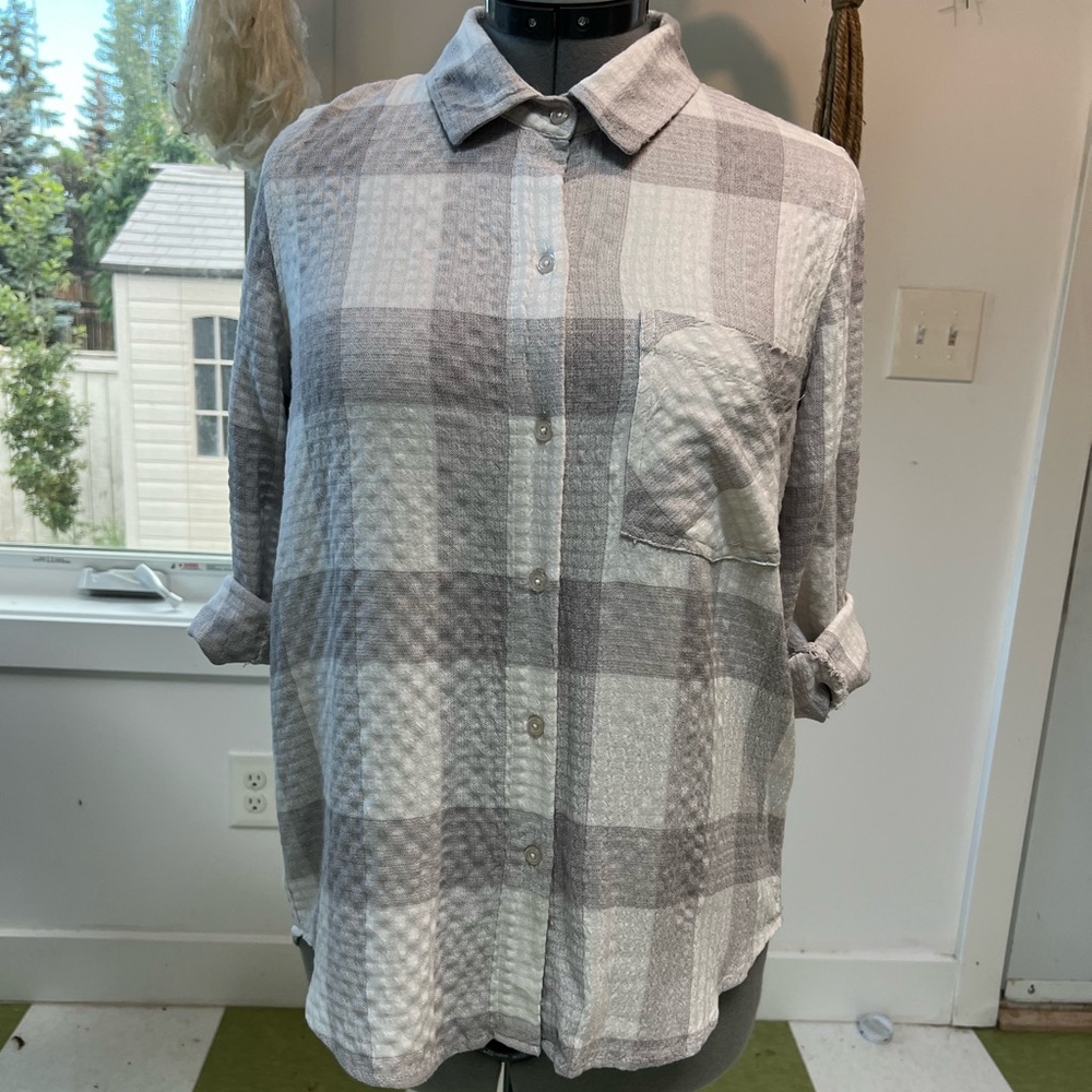 Plaided  linen Blend Women’s Button Up Shirt SIze Small everyday wear
